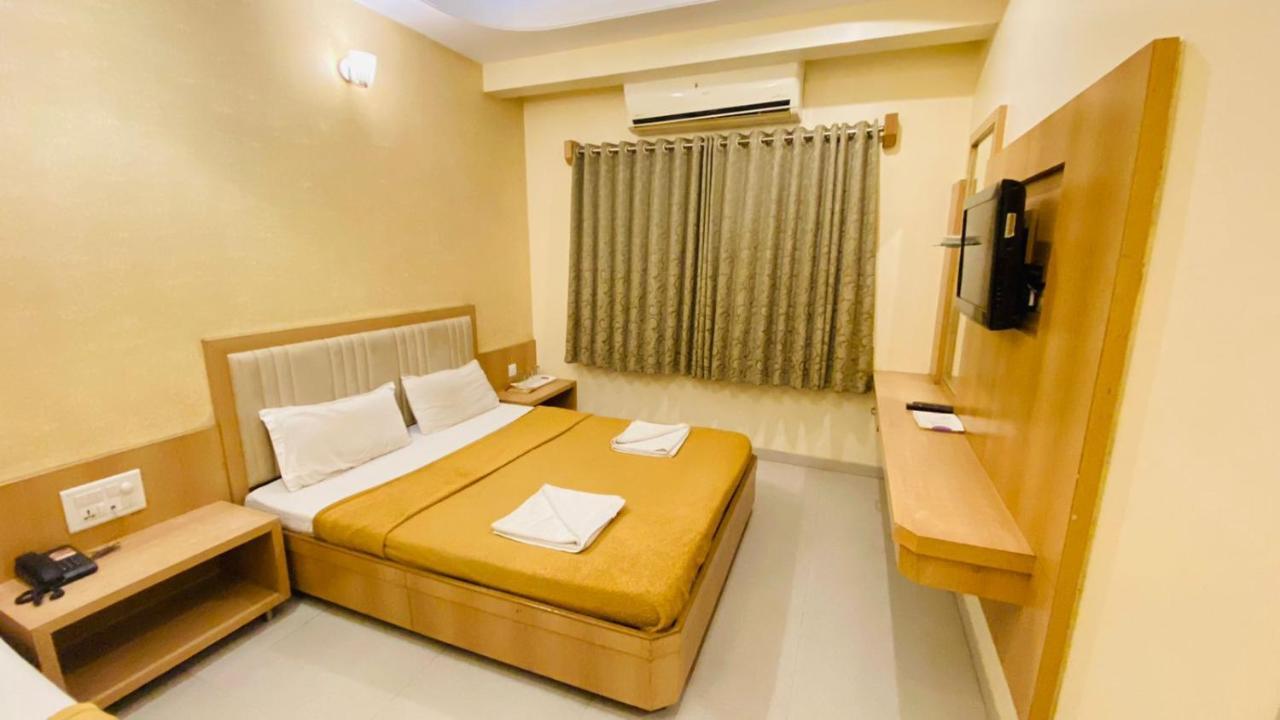Hotel Sai Gurusthan Shirdi Exterior photo